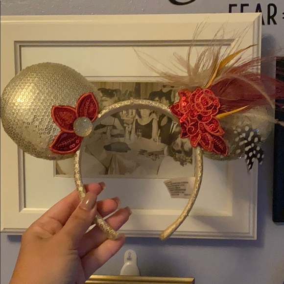 Disney Other - Minnie ears with a feather